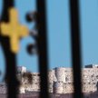 Widok na XII-wieczny Krak des Chevaliers z żyjącego w stanie oblężenia chrześcijańskiego miasteczka 
