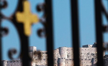 Widok na XII-wieczny Krak des Chevaliers z żyjącego w stanie oblężenia chrześcijańskiego miasteczka 