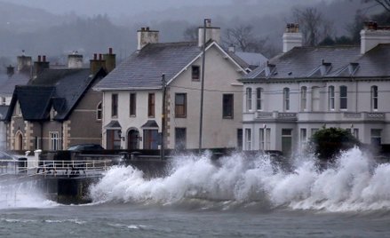 Sztorm dotarł do Carnlough na północno-wschodnim wybrzeżu Irlandii Północnej