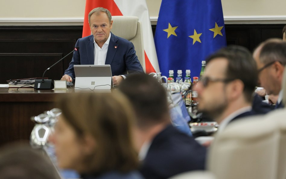 Premier Donald Tusk podczas posiedzenia rządu w KPRM w Warszawie