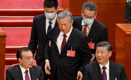 Hu Jintao usuwany z sali obrad