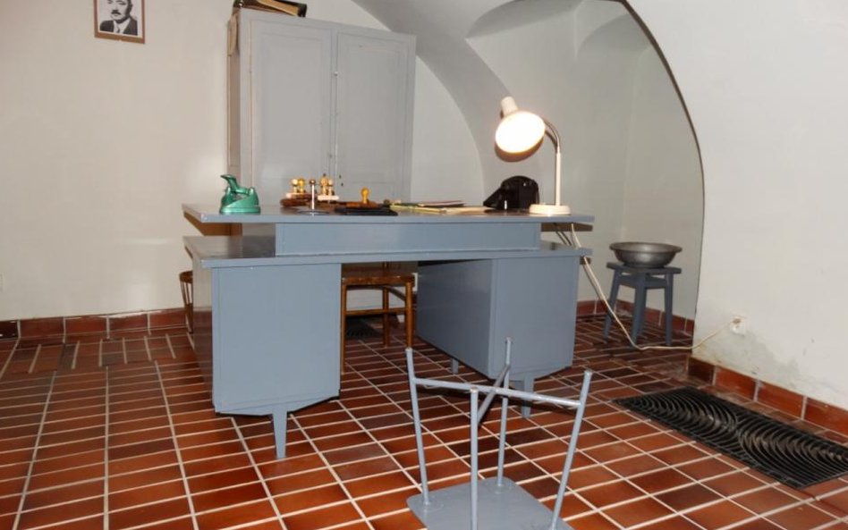 Rekonstrukcja sali przesłuchań w kołobrzeskim UB