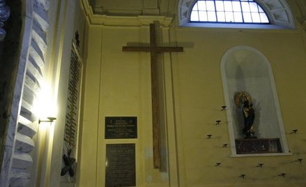 Krzyż z Krakowskiego Przedmieścia przeniesiono do kościoła Św. Anny