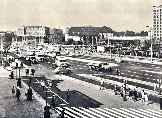 W połowie lat 60. XX wieku przy ówczesnhm Placu Dzierżyńskiego rozpoczęła się budowa wysokościowego 