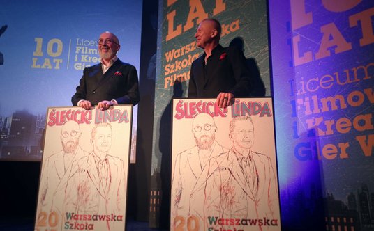 Maciej Ślesicki i Bogusław Linda na uroczystości z okazji 20-lecia Warszawskiej Szkoły Filmowej.