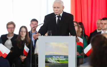 Prezes PiS Jarosław Kaczyński przemawia na konwencji rolnej Prawa i Sprawiedliwości w Łysem k. Ostro
