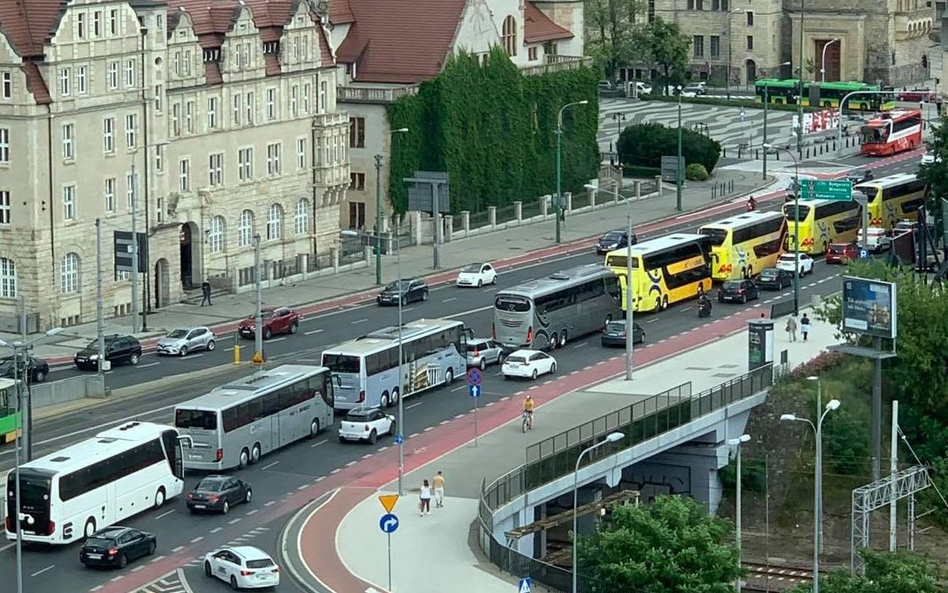 Protest firm autokarowych: Będziemy jeździć do skutku