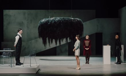 Na pierwszym planie od lewej: Marcin Bosak jako Wokulski i Marta Ojrzyńska jako Łęcka