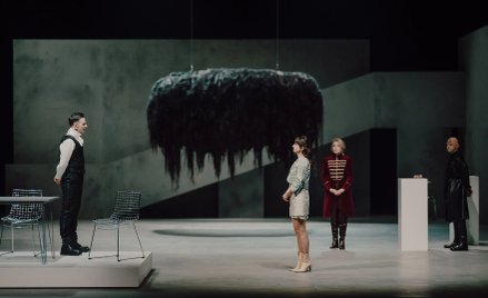 Na pierwszym planie od lewej: Marcin Bosak jako Wokulski i Marta Ojrzyńska jako Łęcka