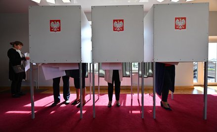 Wybory samorządowe 2024. Głosowanie w lokalu wyborczym w Głuchowie koło Rawy Mazowieckiej