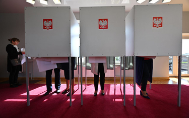 Wybory samorządowe 2024. Głosowanie w lokalu wyborczym w Głuchowie koło Rawy Mazowieckiej