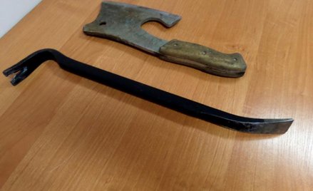 Za pomocą tych narzędzi para nastolatków próbowała włamać się do wpłatomatu