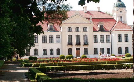 Muzeum położone jest na terenie zespołu pałacowo-parkowego.