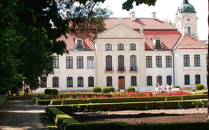 Muzeum położone jest na terenie zespołu pałacowo-parkowego.