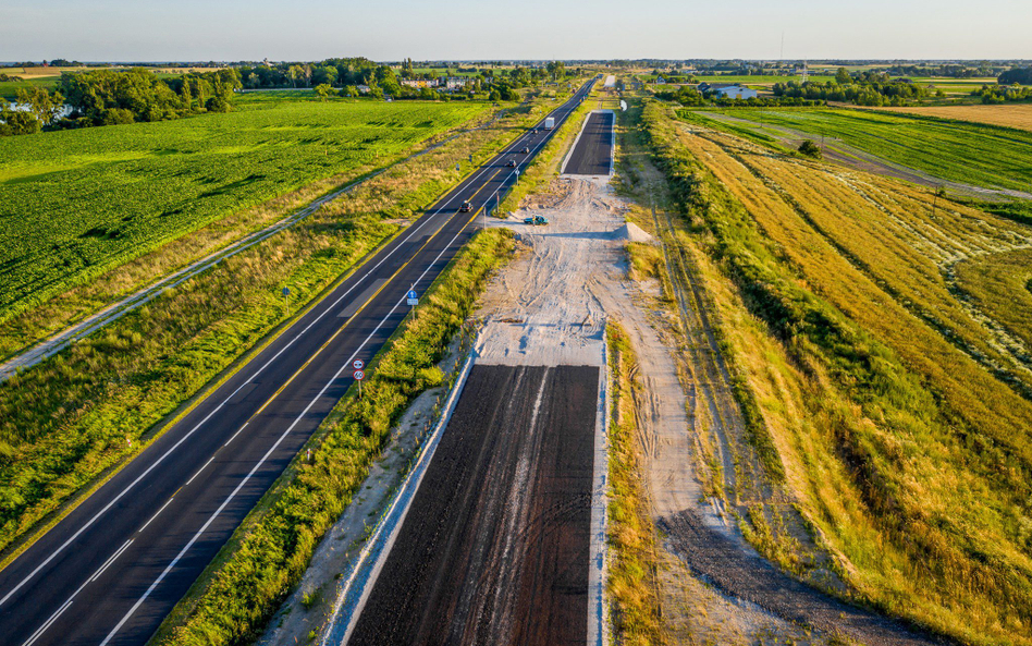 Wszystkie nowe kontrakty drogowe i kolejowe mają waloryzację z limitem 10 proc. wartości umowy. Dysk