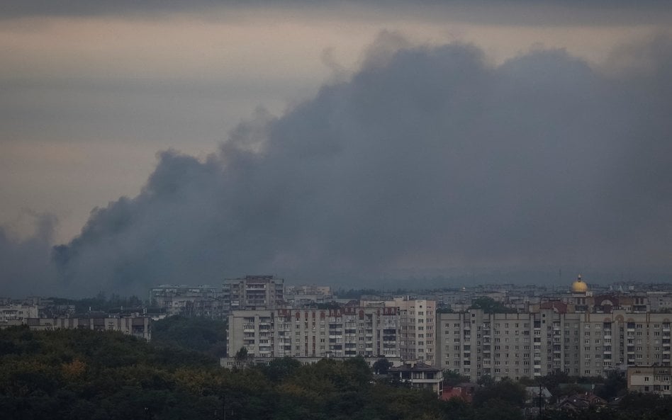 Dym unoszący się po rosyjskim ataku nad Lwowem