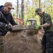 Prace prowadzone przez pracowników IPN w Lesie Szpęgawskim na Pomorzu.
