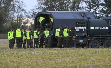 Służby w miejscu upadku rosyjskiego drona w miejscowości Wohyń, fotografia z 10 września