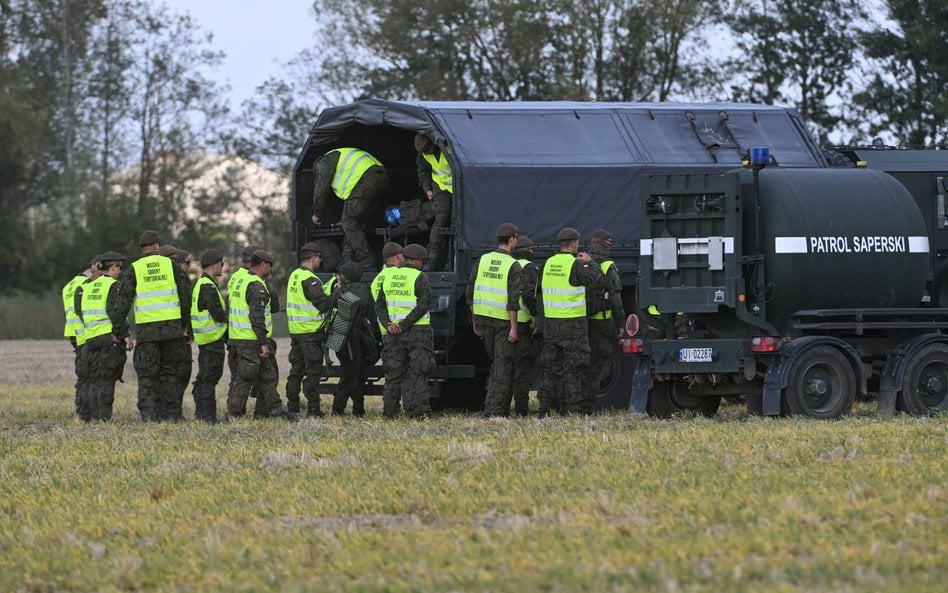 Służby w miejscu upadku rosyjskiego drona w miejscowości Wohyń, fotografia z 10 września