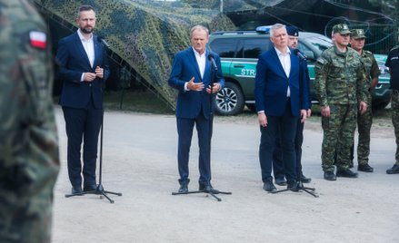 Donald Tusk w czasie konferencji prasowej na granicy Polski z Białorusią