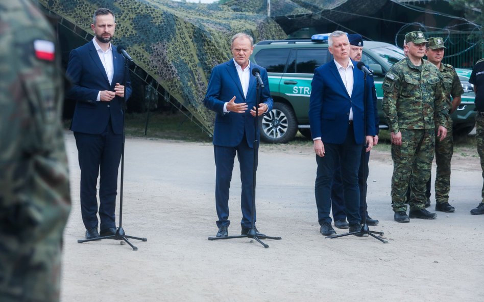 Donald Tusk w czasie konferencji prasowej na granicy Polski z Białorusią