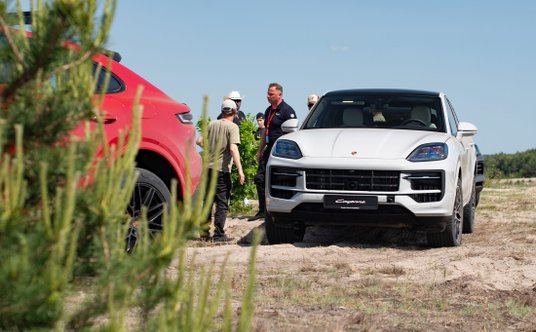 Porsche Cayenne na Pustyni Błędowskiej
