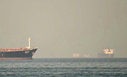 Statki towarowe i tankowce widoczne u wybrzeży miasta Fudżajra, w Cieśninie Ormuz