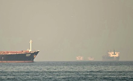 Statki towarowe i tankowce widoczne u wybrzeży miasta Fudżajra, w Cieśninie Ormuz
