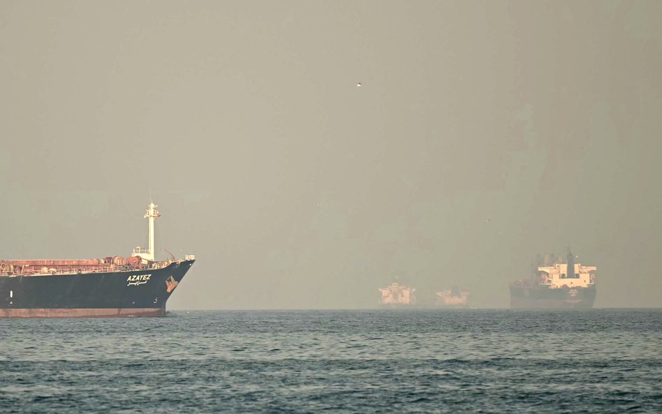 Statki towarowe i tankowce widoczne u wybrzeży miasta Fudżajra, w Cieśninie Ormuz