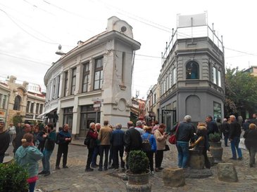 Stare miasto w Tbilisi przyciąga turystów. To miejsce stylowych knajpek i ładnych kamieniczek.