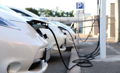 W jednoosobowej firmie można rozliczać dwa samochody: spalinowy i elektryczny