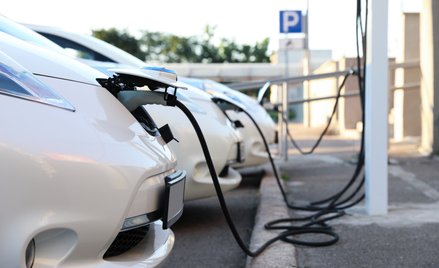 W jednoosobowej firmie można rozliczać dwa samochody: spalinowy i elektryczny