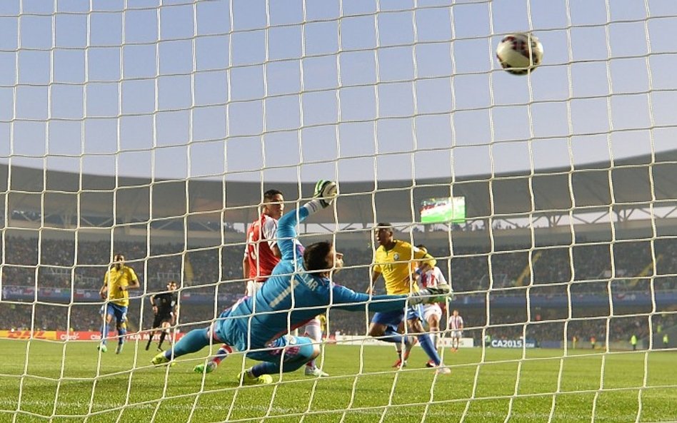 Mecz zaczął się dobrze dla Brazylii - gola strzelił zastępujący Neymara Robinho