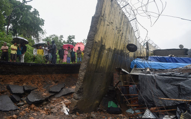 Ulewne deszcze w Indiach. Pod zawalonym murem zginęło 18 osób