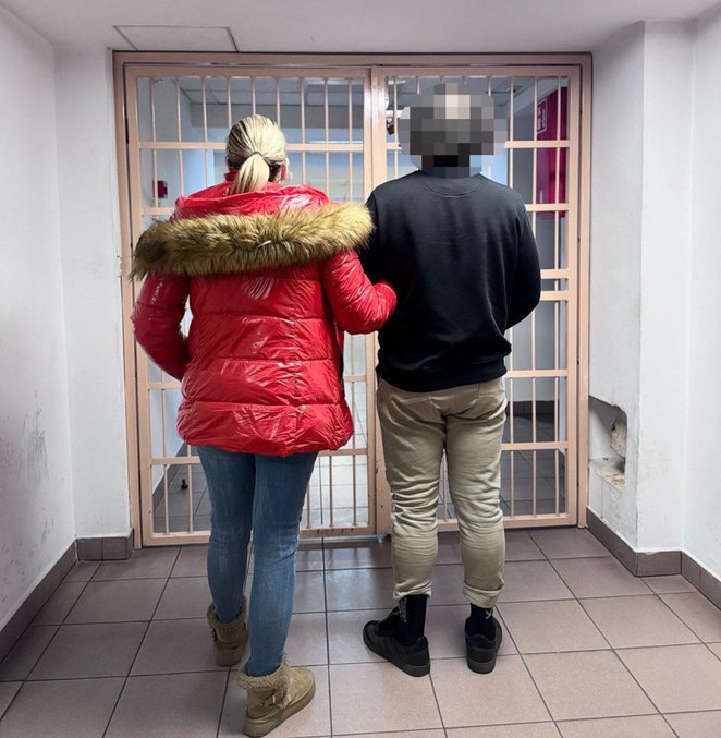 Po uzyskaniu zgody na wejście do lokalu jeden ze sprawców angażował mieszkańca rozmową lub wydawanie