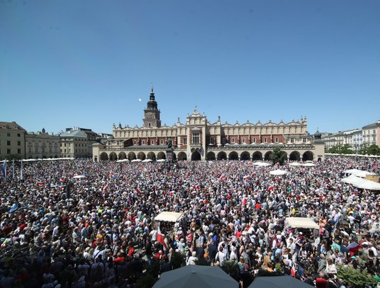 Protestujący zebrali się także w innych niż Warszawa miastach. W Krakowie manifestowali na Rynku