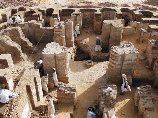 Nawa główna górnego kościoła pod wezwaniem Archanioła Rafała (Rafaelion) w czasie wykopalisk i prac 