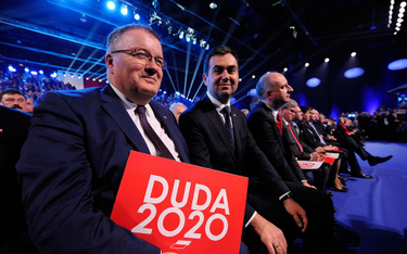 Minister Andrzej Dera obok rzecznika prezydenta Błażeja Spychalskiego na konwencji inaugurującej kam