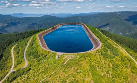 Zbiornik górny elektrowni szczytowo-pompowej Dlouhé Stráně w kompleksie Kouty nad Desnou (godzinę dr
