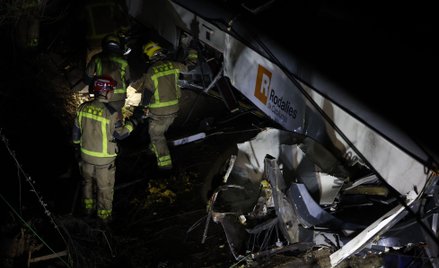 Strażacy na miejscu katastrofy kolejowej w Katalonii