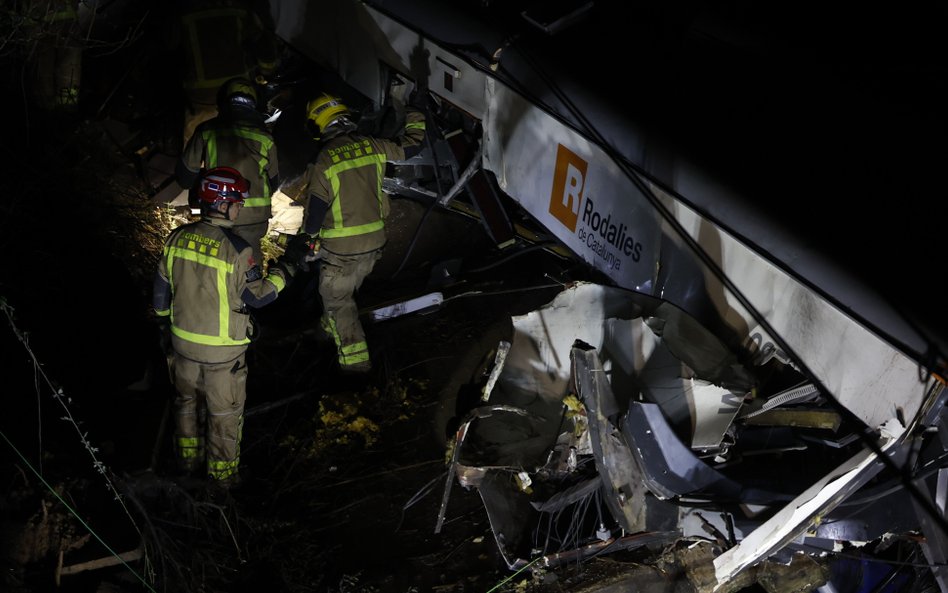 Strażacy na miejscu katastrofy kolejowej w Katalonii