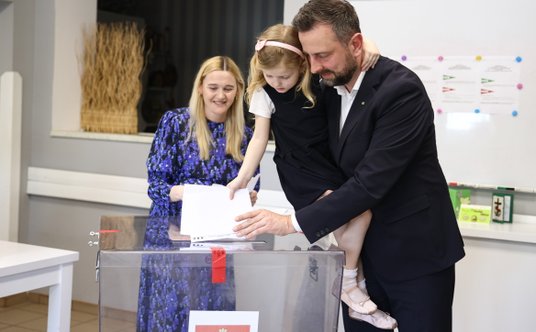 Wybory samorządowe 2024. Wicepremier, minister obrony narodowej Władysław Kosiniak-Kamysz z żoną Pau