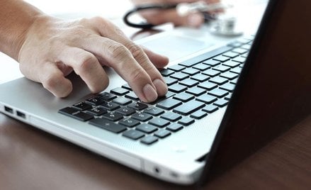 Komputery w walce z epidemią