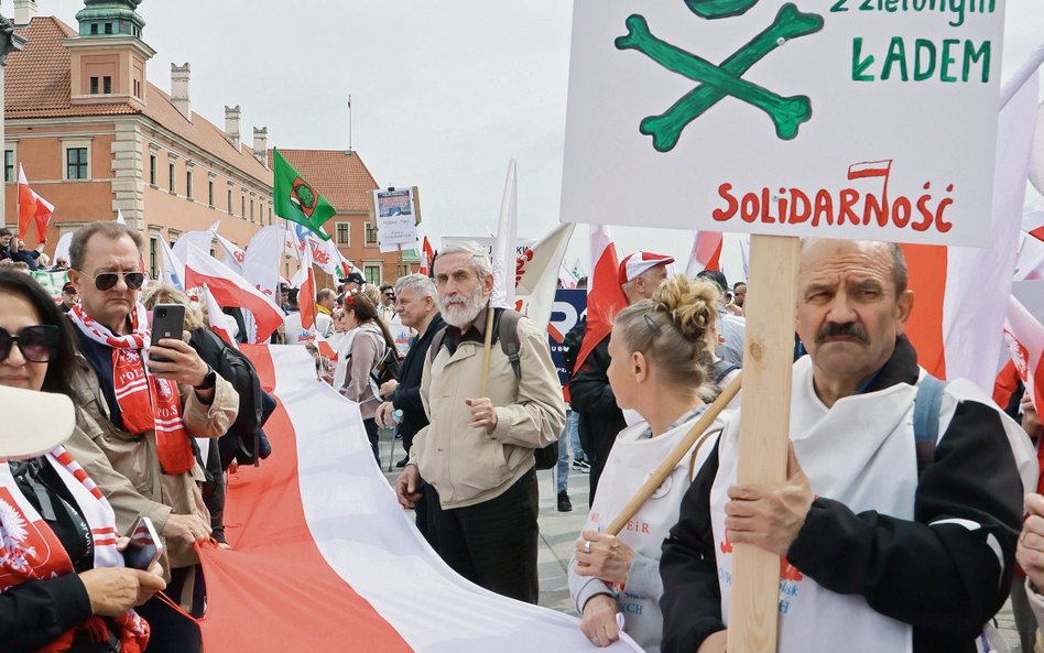 Z jednej strony, politycy obecnej koalicji rządzącej zwalają winę za Zielony Ład na PiS. Z drugiej, 