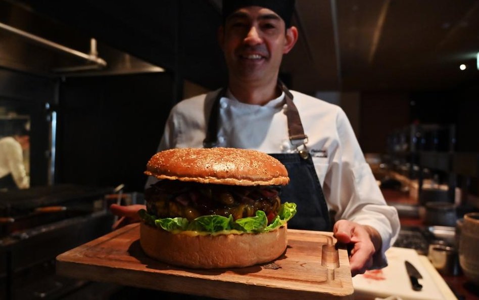 Pozłacany burger na cześć cesarza