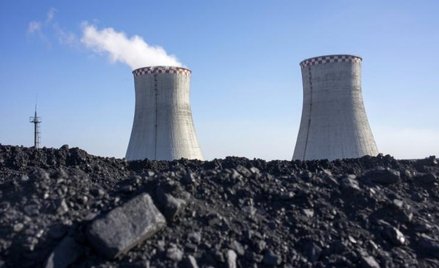 Zwały węgla obok elektrowni w Donbasie