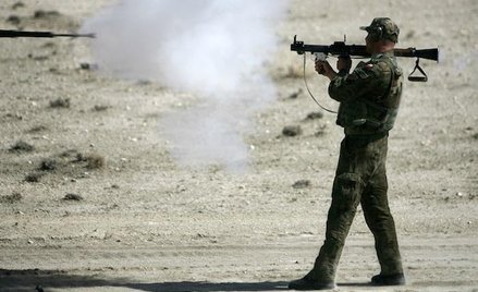 Ciężarówki i broń z wojskowej wyprzedaży