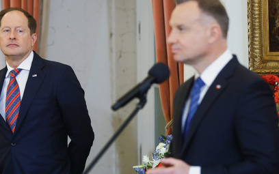 29 maja prezydent Andrzej Duda podpisał tzw. ustawę lex Tusk, kierując ją jednocześnie do Trybunału 
