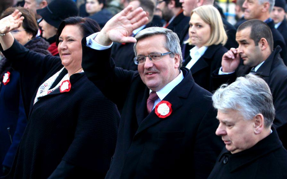 Prezydent Bronisław Komorowski (w środku)