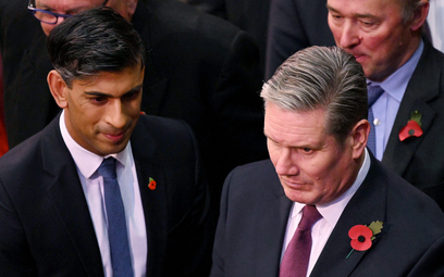 Brytyjski premier Rishi Sunak (z lewej) i jego Partia Konserwatywna zmierzą się w wyborach z Keirem 